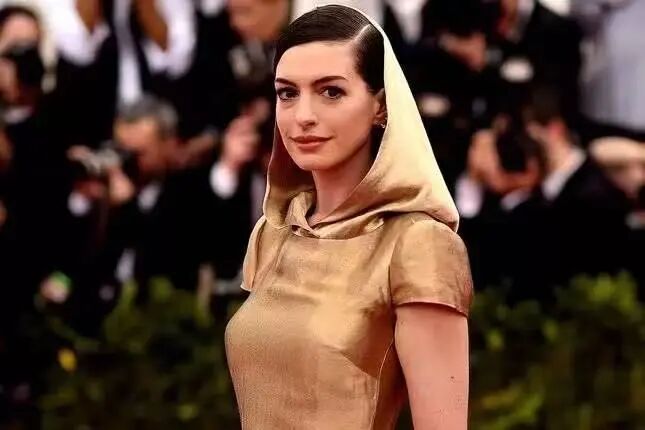 Anne Hathaway 與金色衛衣人