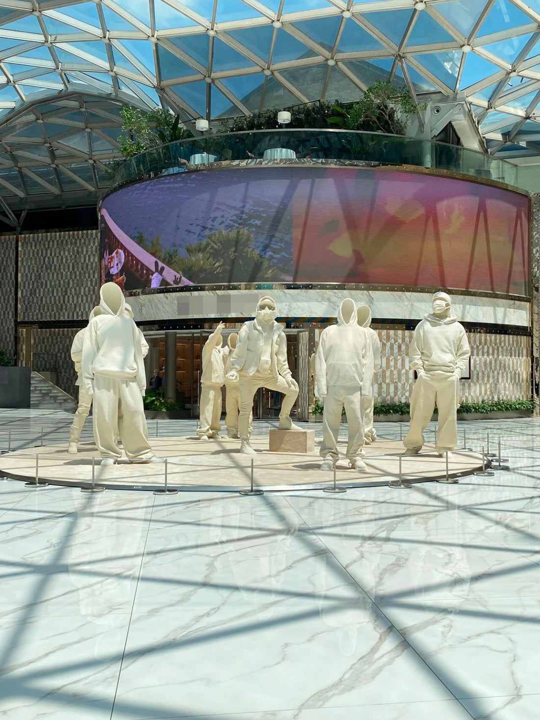 「向上--黃玉龍」UPWARD --杭州湖濱銀泰in77